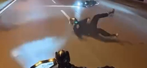 Sürücülerinin tek teker üzerinde kullandığı 2 motosiklet kaza yaptı: 2 yaralı