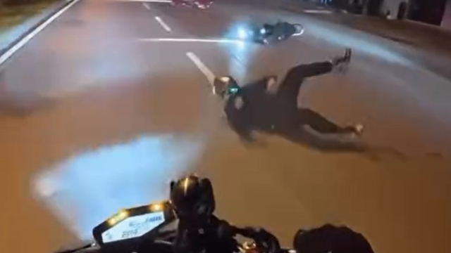 Sürücülerinin tek teker üzerinde kullandığı 2 motosiklet kaza yaptı: 2 yaralı