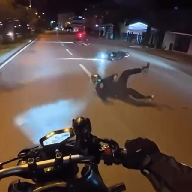 Sürücülerinin tek teker üzerinde kullandığı 2 motosiklet kaza yaptı: 2 yara...