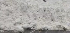 Hakkâri-Çukurca kara yoluna çığ düştü: Sürücüler yolda kaldı