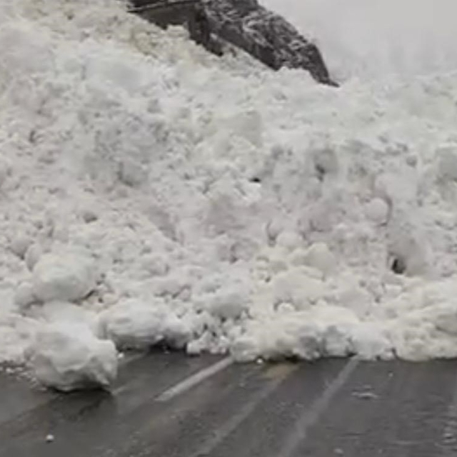 Hakkâri-Çukurca kara yoluna çığ düştü: Sürücüler yolda kaldı