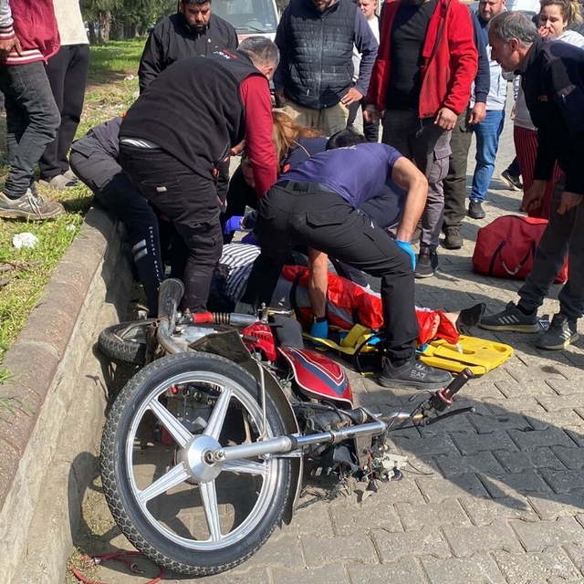 Aydın'da iki motosikletin karıştığı kaza kamerada; 1'i ağır, 3 yaralı