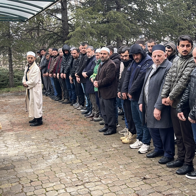 Bayram tatili yolunda kazada ölen çift, toprağa verildi