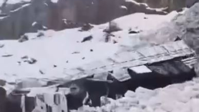 Çığ düşen kara yolunda yolcu otobüsünde mahsur kaldılar (2)