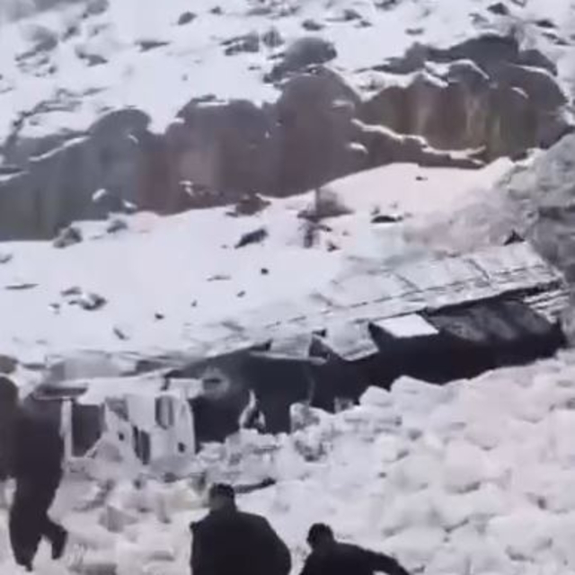 Çığ düşen kara yolunda yolcu otobüsünde mahsur kaldılar (2)