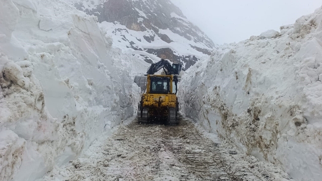 Hakkari'de 56 yerleşim yerinin yolu ulaşıma kapandı