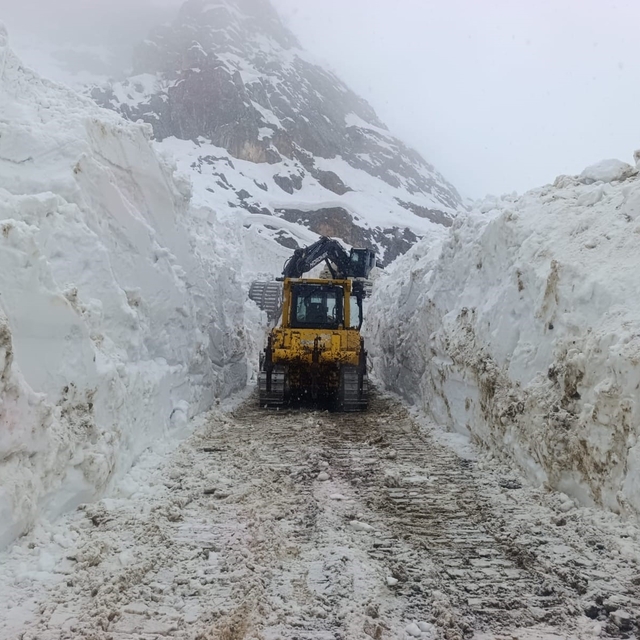 Hakkari'de 56 yerleşim yerinin yolu ulaşıma kapandı