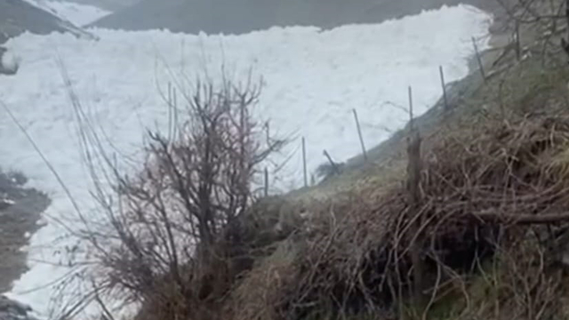 Hakkari-Çukurca kara yoluna çığ düşme anı kamerada (2)