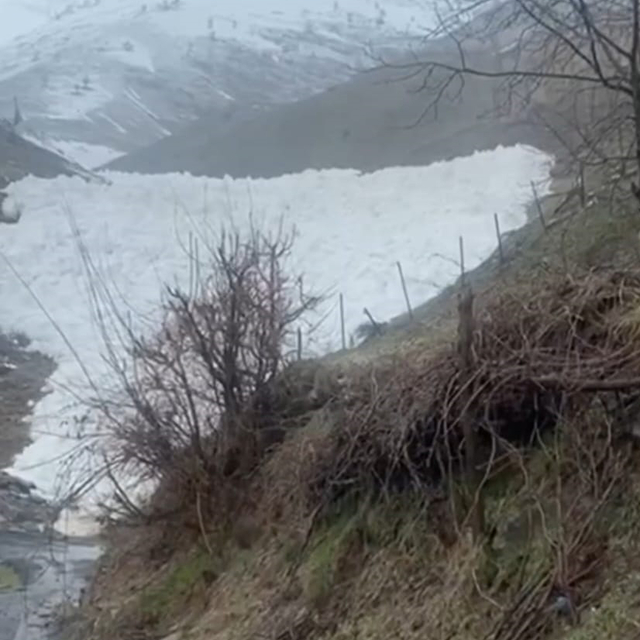 Hakkari-Çukurca kara yoluna çığ düşme anı kamerada (2)