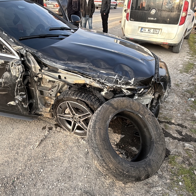 Bolu'da lüks otomobil ile cip çarpıştı: 4 yaralı