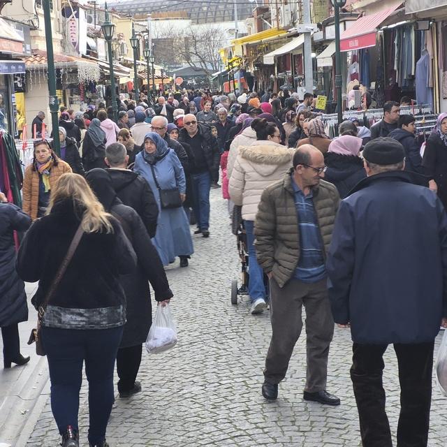 Güneşli havayı fırsat bilen vatandaşlar çarşıya akın etti