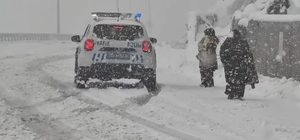 Karda mahsur kalan aileyi emniyet kurtarıldı