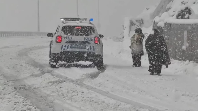 Karda mahsur kalan aileyi emniyet kurtarıldı