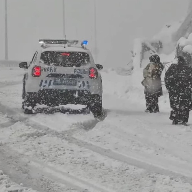 Karda mahsur kalan aileyi emniyet kurtarıldı