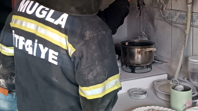 Evde çıkan yangın ev sahibinin müdahalesi ile söndürüldü