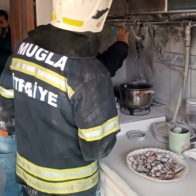 Evde çıkan yangın ev sahibinin müdahalesi ile söndürüldü
