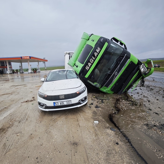 Tır otomobilin üstüne devrildi