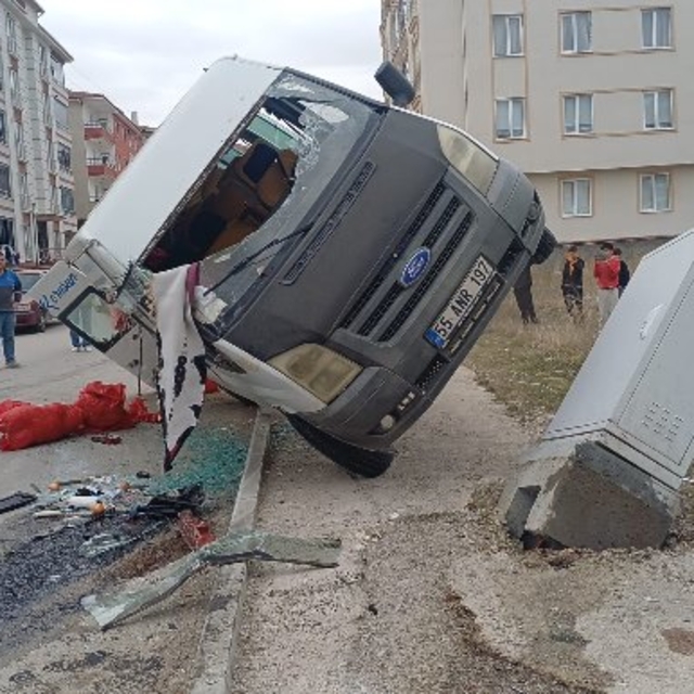 Çorum'da tarım işçilerini taşıya minibüs ile otomobil çarpıştı: 5 yaralı