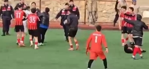 Bitiş düdüğü ile birlikte yeşil saha ringe döndü Maç sonrası futbolcular tekme tokat birbirlerine saldırırken, taraftarlar sahaya taş atarak kavgaya dahil oldular