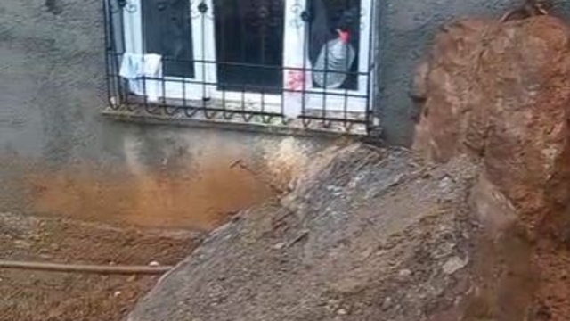 Çığ düşen kara yolunda yolcu otobüsünde mahsur kalanlar kurtarıldı (3)