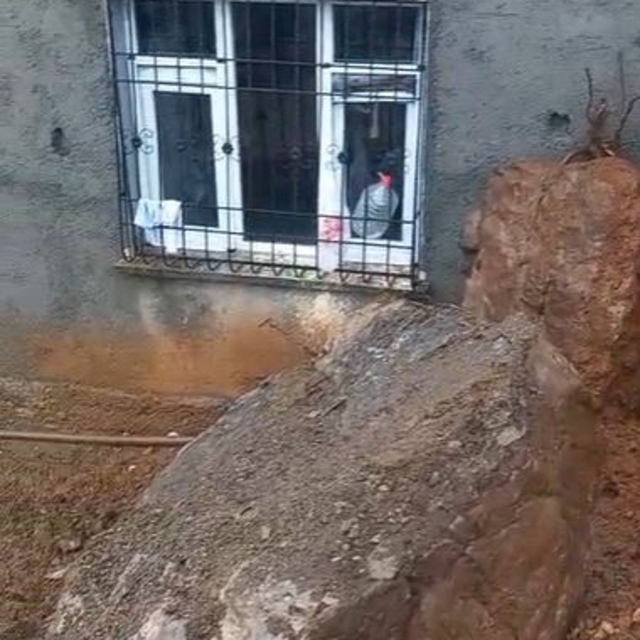 Çığ düşen kara yolunda yolcu otobüsünde mahsur kalanlar kurtarıldı (3)