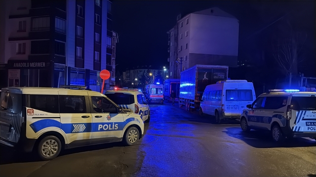 Aile içindeki kavgada baba ve oğlu öldü, babaanne yaralandı
Olayın ardından 15 yaşındaki çocuk cinayet şüphelisi olarak gözaltına alındı