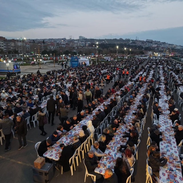 Tekirdağ'ın en büyük iftar sofrası: 8 bin kişi aynı anda orucunu açtı
Sahil...