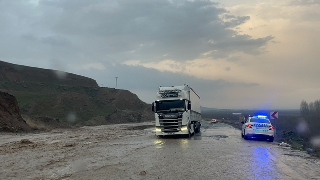 Batman'da yağmur sonrası sulama kanalı taştı: Kara yolu tek şeride düştü