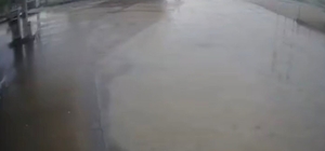 Tırın otomobilin üstüne devrildiği anlar kamerada