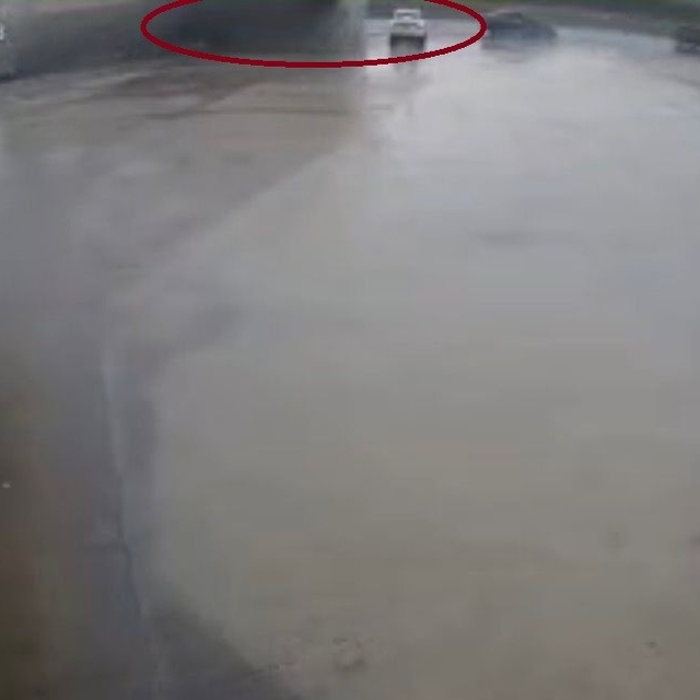 Tırın otomobilin üstüne devrildiği anlar kamerada