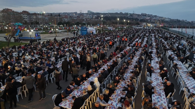 Tekirdağ'ın en büyük iftar sofrası: 8 bin kişi aynı anda orucunu açtı
Sahilde 8 bin kişilik dev iftar sofrası kuruldu