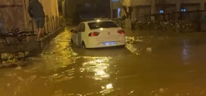 Siirt’te sağanakta göle dönen yollarda araçlar mahsur kaldı