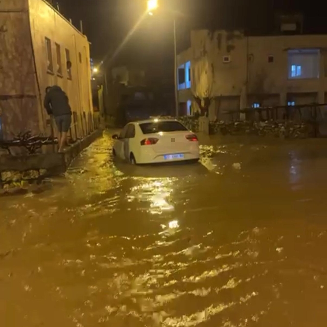 Siirt'te sağanakta göle dönen yollarda araçlar mahsur kaldı