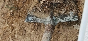 Fidan dikimi sırasında insan kafatası ve kemik parçaları bulundu Site sakini Gören Özbudak: "İlk bakışta hayvan kemiği zannettim" "Site sakinleri olarak tedirgin olduk. Çocuklar da tedirgin oldu, dışarı çıkamıyorlar. Gece işten gelen kadınlar da korkudan bu tarafa doğru bakamıyorlar"
