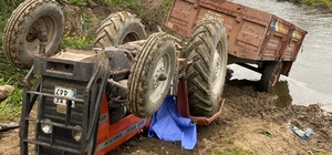 Toprak yolda devrilen traktörün altında kalan sürücü hayatını kaybetti