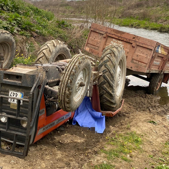 Toprak yolda devrilen traktörün altında kalan sürücü hayatını kaybetti