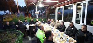 Vali Tavlı polis uygulama noktasında emniyet personeliyle iftar yaptı