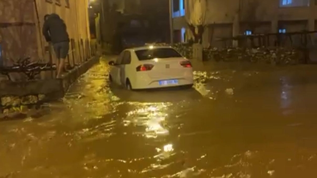 Siirt'te sağanakta göle dönen yollarda araçlar mahsur kaldı