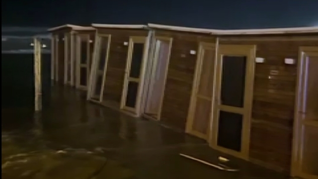 Hatay'da fırtına yaşamı olumsuz etkiledi; dalgalar yola kadar geldi