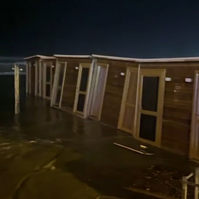 Hatay'da fırtına yaşamı olumsuz etkiledi; dalgalar yola kadar geldi