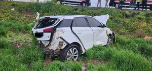 Tarlaya uçarak hurdaya dönen otomobildeki 2 kişi yaralandı