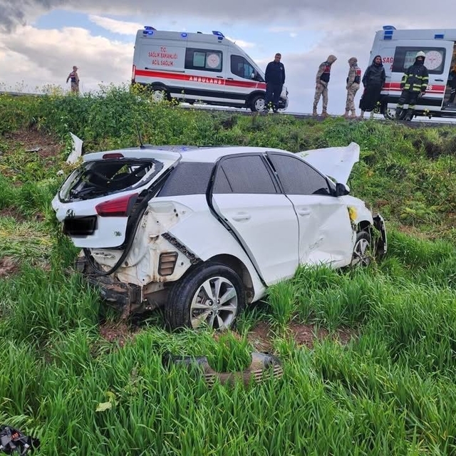 Tarlaya uçarak hurdaya dönen otomobildeki 2 kişi yaralandı