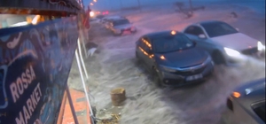 Hatay'da kuvvetli fırtınayla deniz taştı, iş yerleri zarar gördü... O anlar kamerada