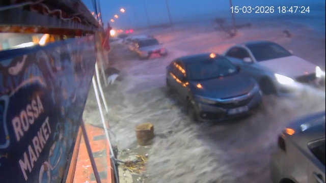Hatay'da kuvvetli fırtınayla deniz taştı, iş yerleri zarar gördü... O anlar kamerada