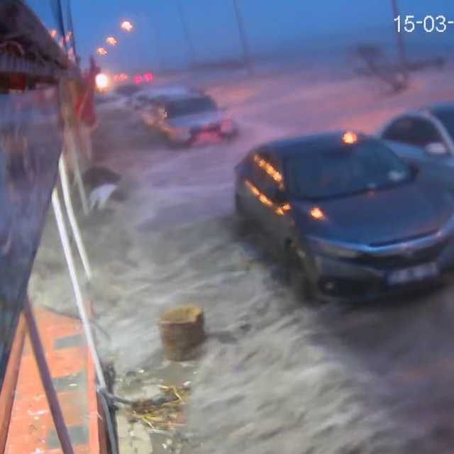 Hatay'da kuvvetli fırtınayla deniz taştı, iş yerleri zarar gördü... O anlar...