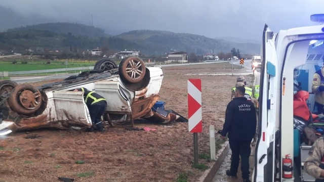 Takla atan otomobildeki 2 kişi yaralandı