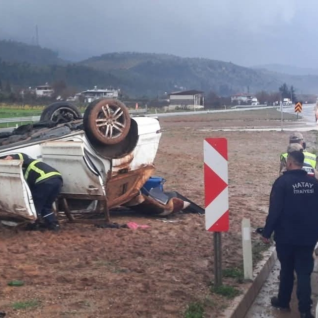 Takla atan otomobildeki 2 kişi yaralandı