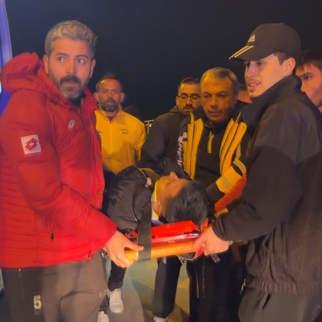 Otomobil önce direğe sonra duvara çarptı: 1 yaralı