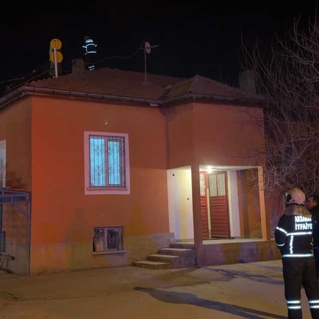 Aksaray'da müstakil evde baca yangını paniğe neden oldu