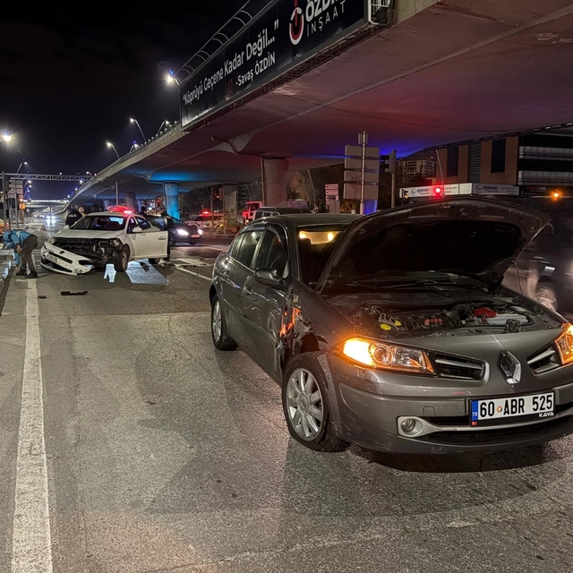 İki otomobil çarpıştı: 1 yaralı